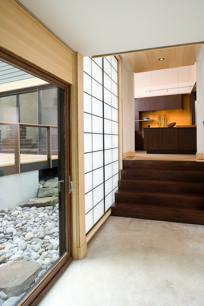 Стильный дизайн: коридор в восточном стиле с бетонным полом и белым полом - последний тренд