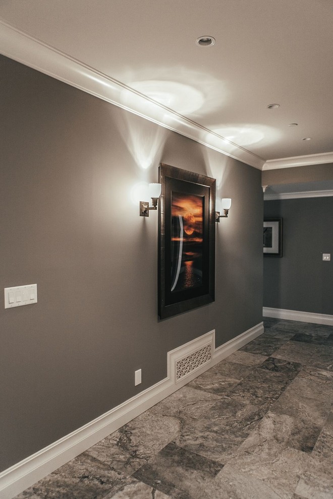 Свежая идея для дизайна: коридор среднего размера в стиле рустика с серыми стенами и полом из травертина - отличное фото интерьера
