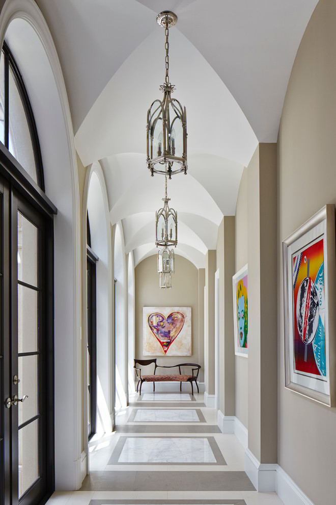 Пример оригинального дизайна: коридор в стиле неоклассика (современная классика) с бежевыми стенами, мраморным полом и серым полом