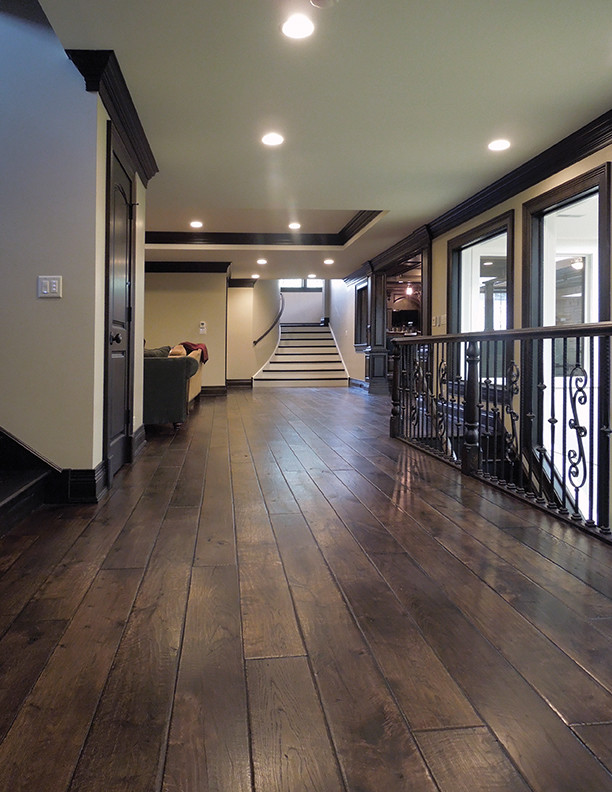 Imagen de salón clásico grande con suelo de madera oscura, suelo marrón y bandeja