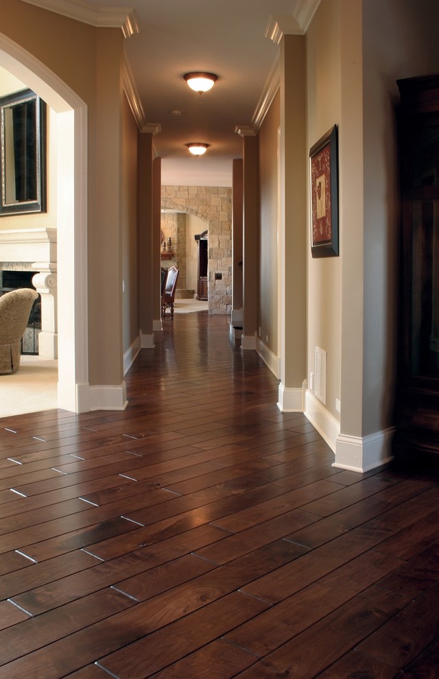 Источник вдохновения для домашнего уюта: коридор: освещение в классическом стиле с коричневым полом
