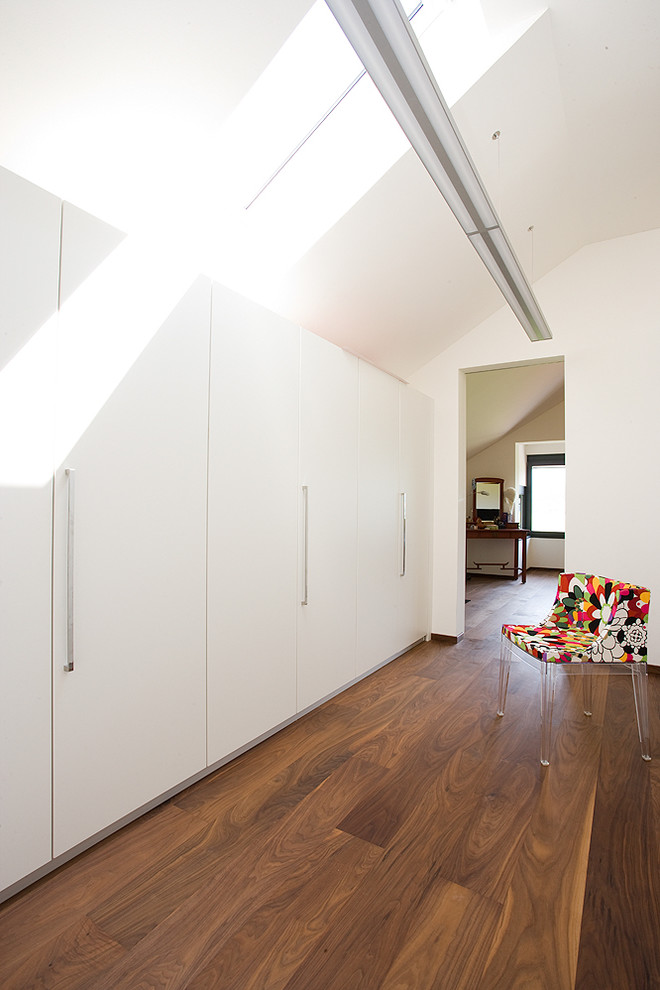 Стильный дизайн: коридор в стиле модернизм с белыми стенами и темным паркетным полом - последний тренд