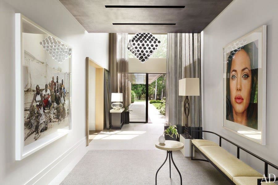 Стильный дизайн: большой коридор: освещение в современном стиле с белыми стенами, полом из керамогранита и белым полом - последний тренд