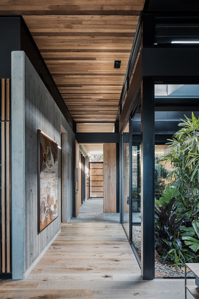 Источник вдохновения для домашнего уюта: коридор в стиле лофт с серыми стенами и паркетным полом среднего тона