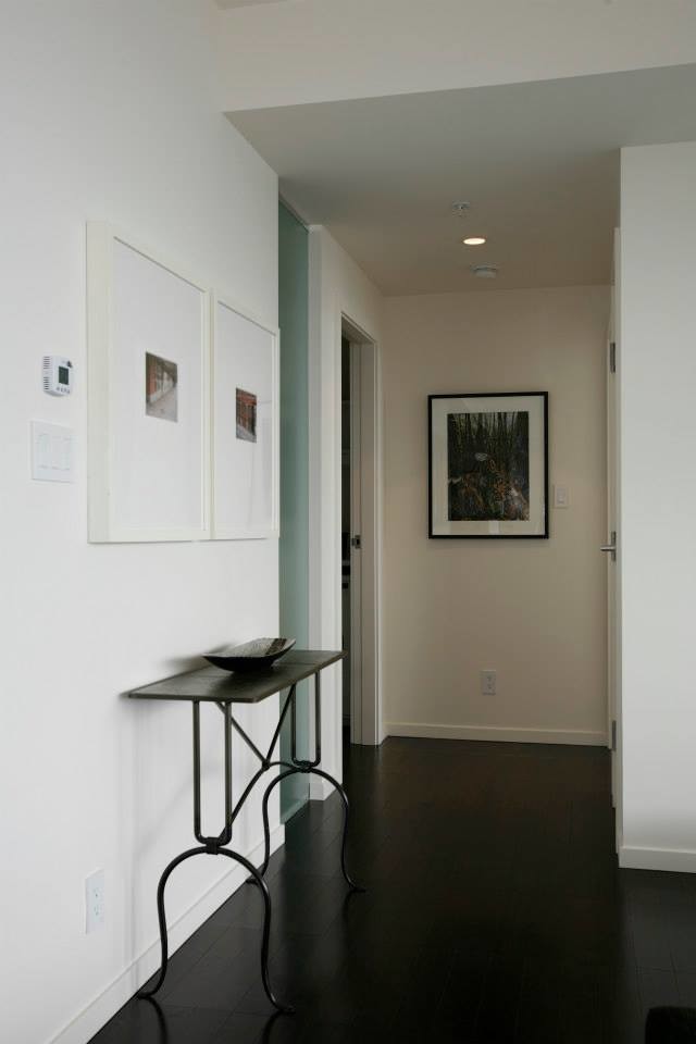 Cette image montre un couloir design.