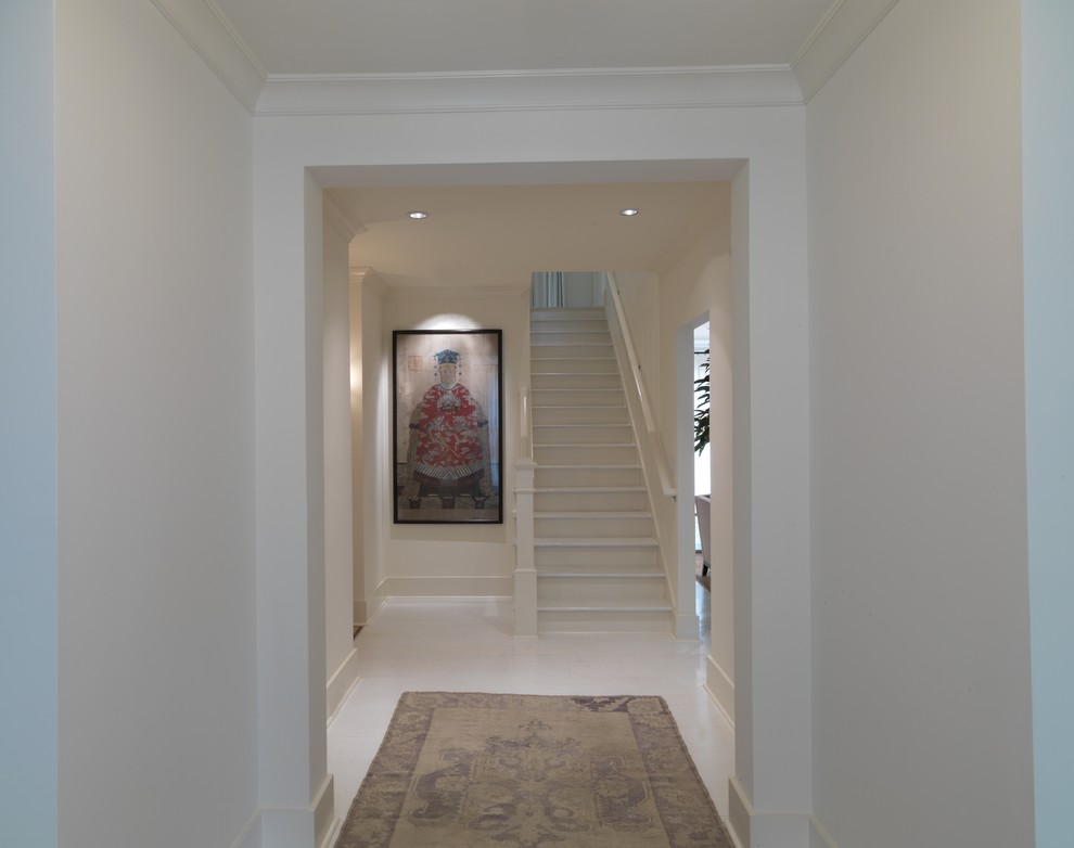 Стильный дизайн: коридор в современном стиле с белыми стенами - последний тренд