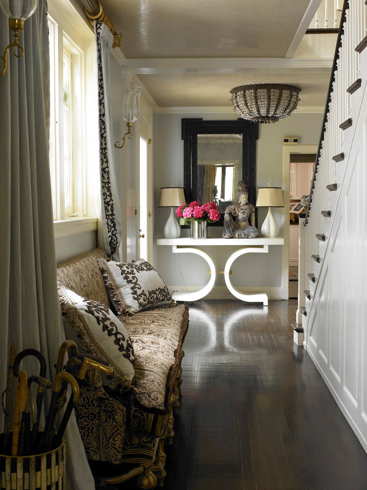 Стильный дизайн: коридор в классическом стиле с синими стенами, темным паркетным полом и черным полом - последний тренд