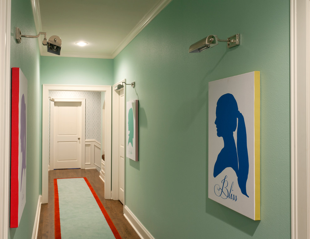 На фото: коридор среднего размера в стиле неоклассика (современная классика) с синими стенами и темным паркетным полом с