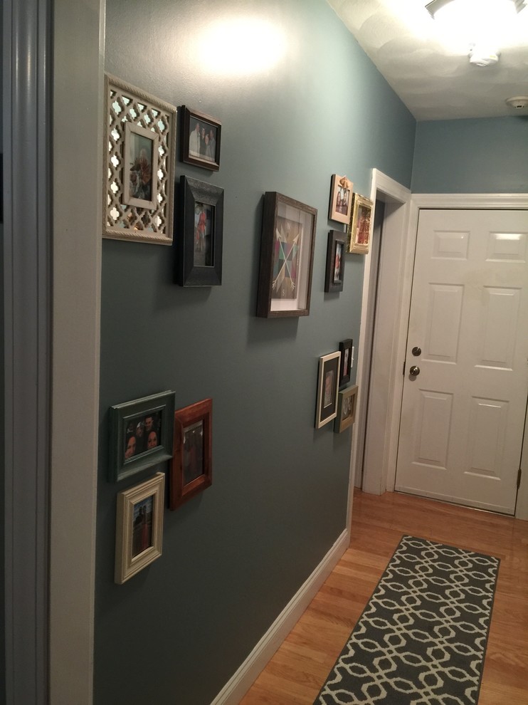 プロビデンスにある低価格の小さなシャビーシック調のおしゃれな廊下 (青い壁、淡色無垢フローリング) の写真