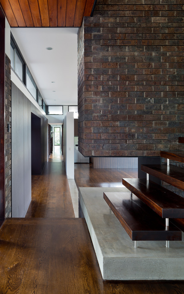 Inspiration pour un couloir minimaliste avec un sol en bois brun.