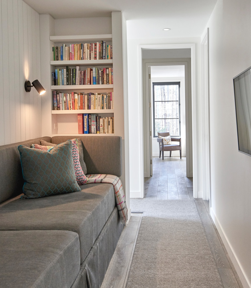Idée de décoration pour un couloir champêtre de taille moyenne avec un mur blanc, parquet clair, un sol gris et du lambris de bois.