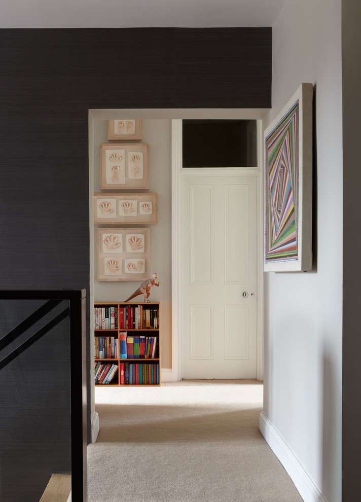 На фото: коридор в современном стиле с серыми стенами и ковровым покрытием с