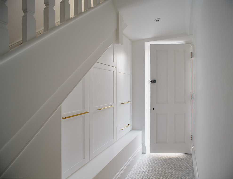 Foto di un piccolo ingresso o corridoio scandinavo con pareti bianche, pavimento in marmo e pavimento grigio