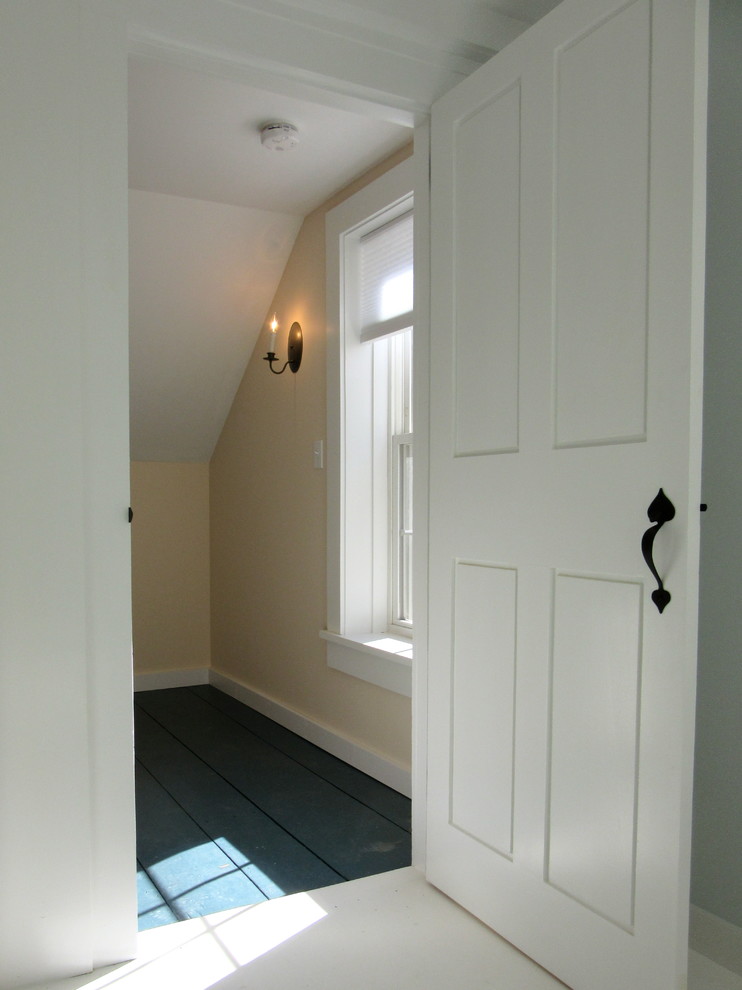 Источник вдохновения для домашнего уюта: коридор среднего размера в классическом стиле с разноцветными стенами и деревянным полом