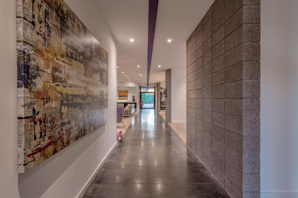 Moderner Flur mit Betonboden, weißer Wandfarbe und grauem Boden in Phoenix