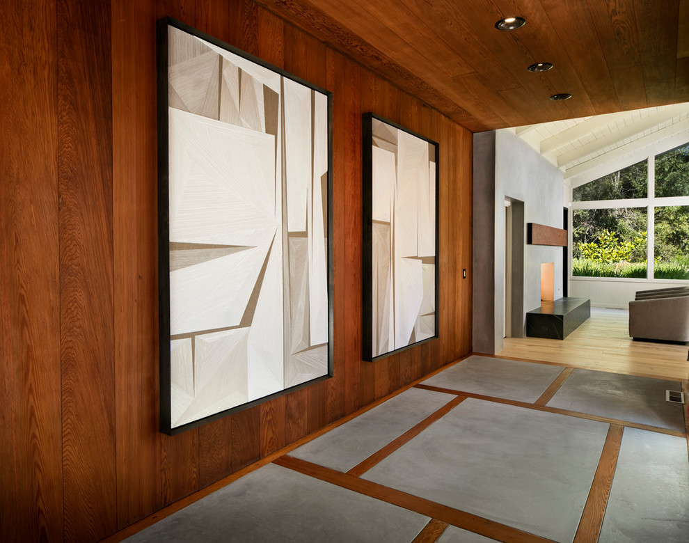 Réalisation d'un couloir vintage de taille moyenne avec un mur marron, sol en béton ciré et un sol gris.