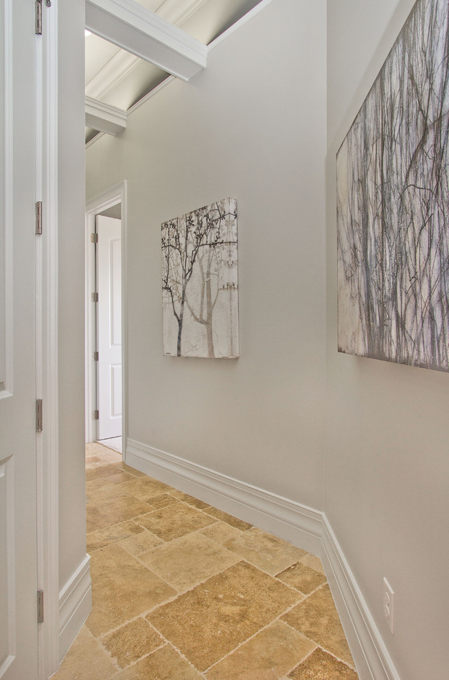 Idée de décoration pour un couloir tradition de taille moyenne avec un mur gris, un sol en travertin et un sol beige.