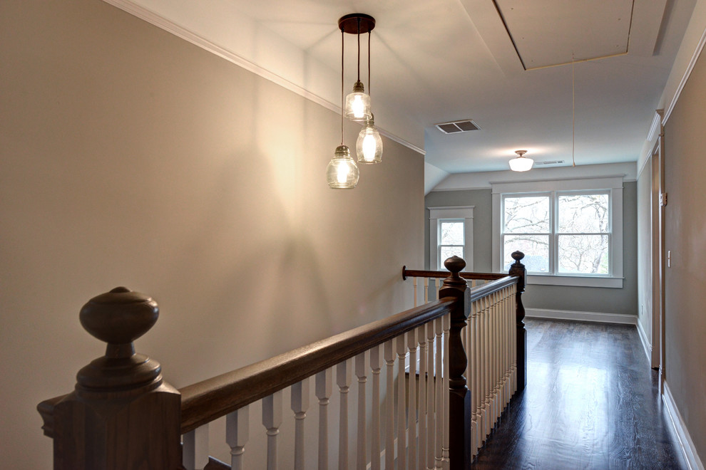 Aménagement d'un couloir classique de taille moyenne avec un mur gris et parquet foncé.