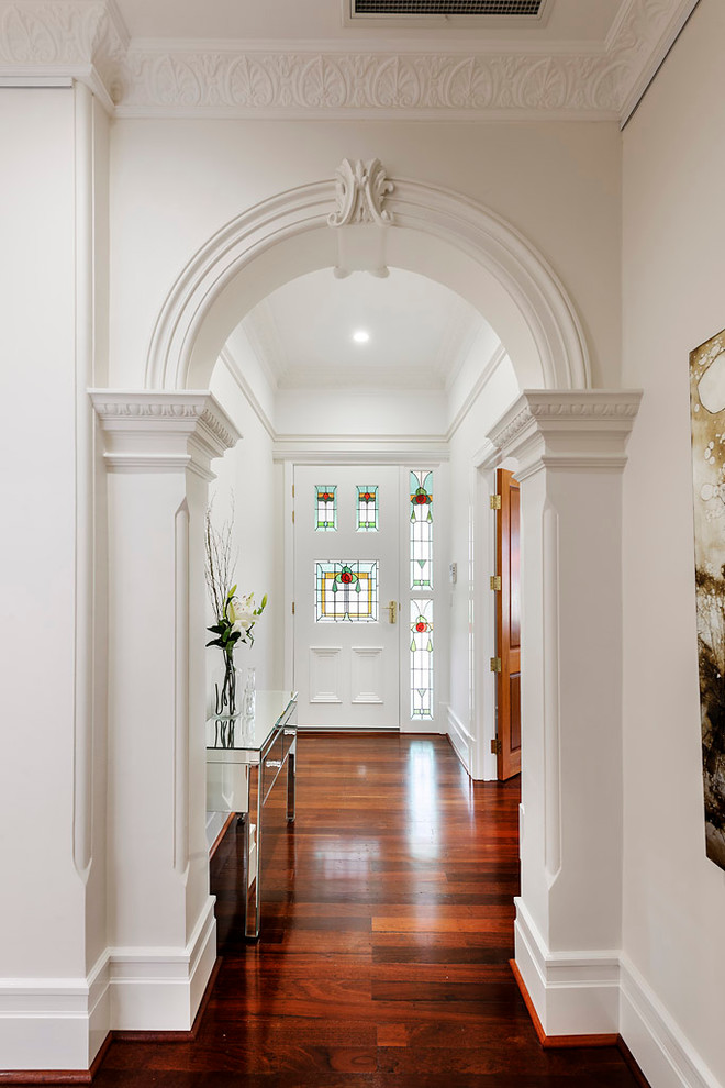 Идея дизайна: коридор в викторианском стиле с белыми стенами