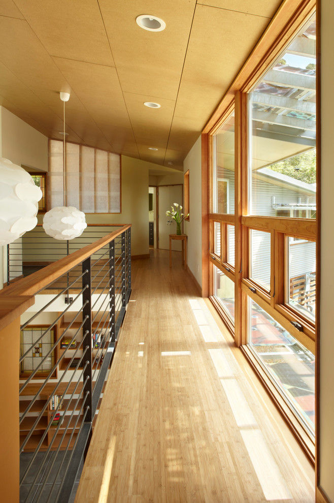 Идея дизайна: большой коридор в современном стиле с полом из бамбука, коричневым полом и бежевыми стенами