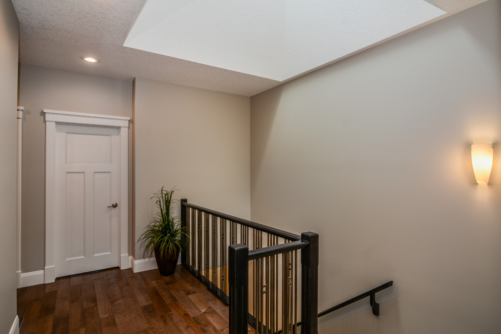 Foto di un ingresso o corridoio classico di medie dimensioni con pareti grigie e pavimento in legno massello medio