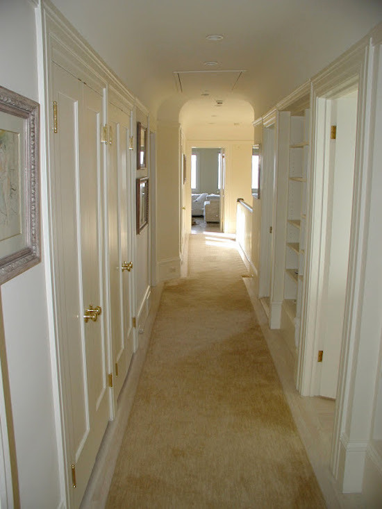 Стильный дизайн: коридор среднего размера в стиле неоклассика (современная классика) с бежевыми стенами и светлым паркетным полом - последний тренд