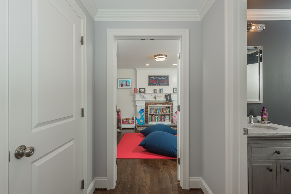 Idee per un piccolo ingresso o corridoio classico con pareti grigie, parquet scuro e pavimento marrone