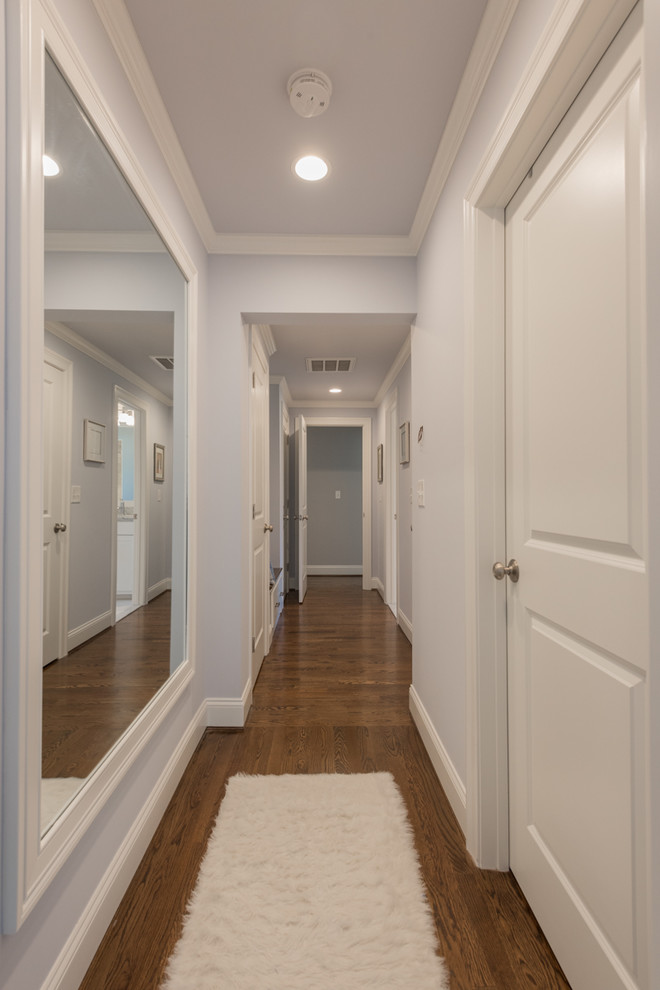 Идея дизайна: коридор среднего размера в стиле неоклассика (современная классика) с серыми стенами, темным паркетным полом и коричневым полом