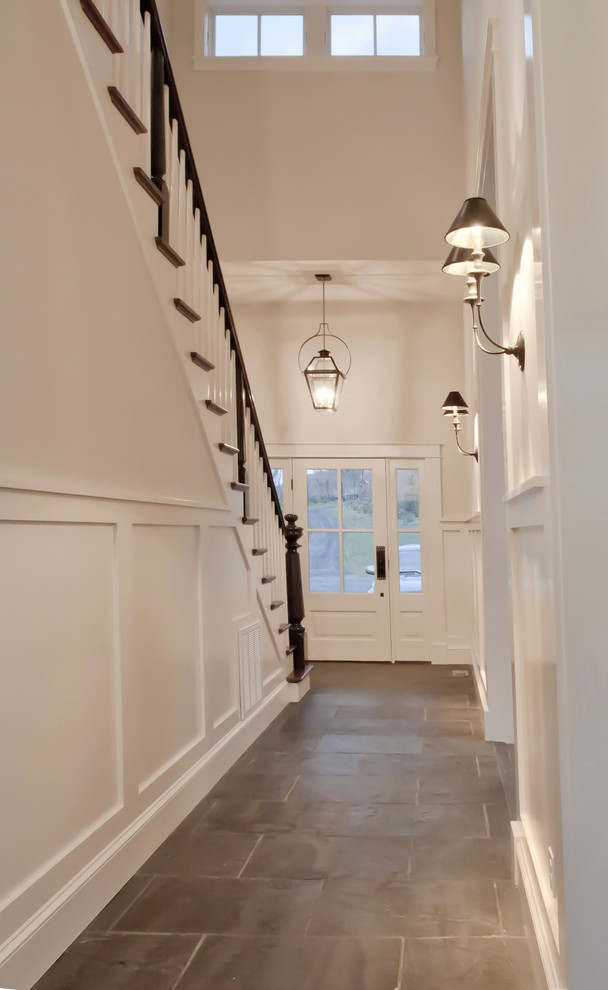 Свежая идея для дизайна: коридор среднего размера в стиле кантри с белыми стенами и полом из сланца - отличное фото интерьера