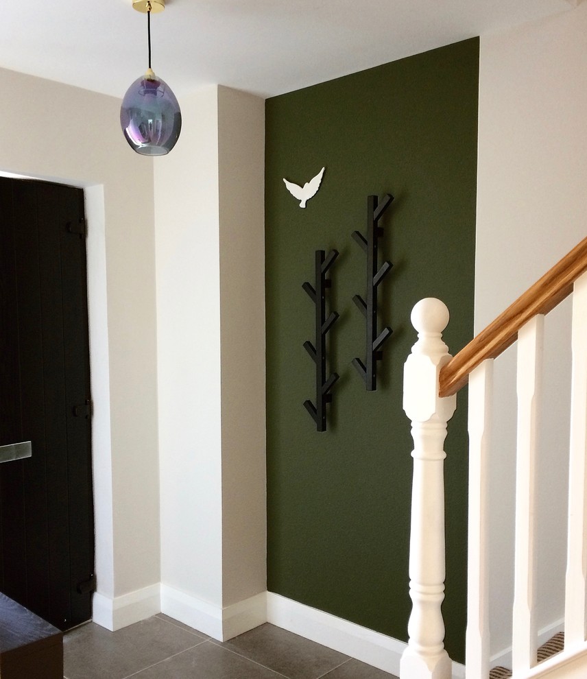 Inspiration för en funkis hall, med gröna väggar och klinkergolv i porslin