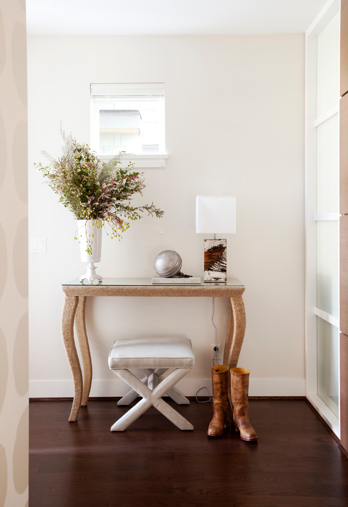 Inspiration pour un couloir bohème avec un mur blanc et parquet foncé.