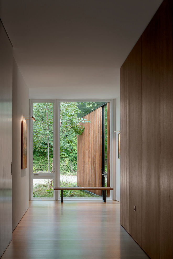 Immagine di un ingresso o corridoio minimalista con parquet chiaro