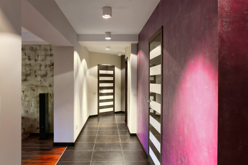 На фото: большой коридор в современном стиле с разноцветными стенами, полом из керамогранита и коричневым полом