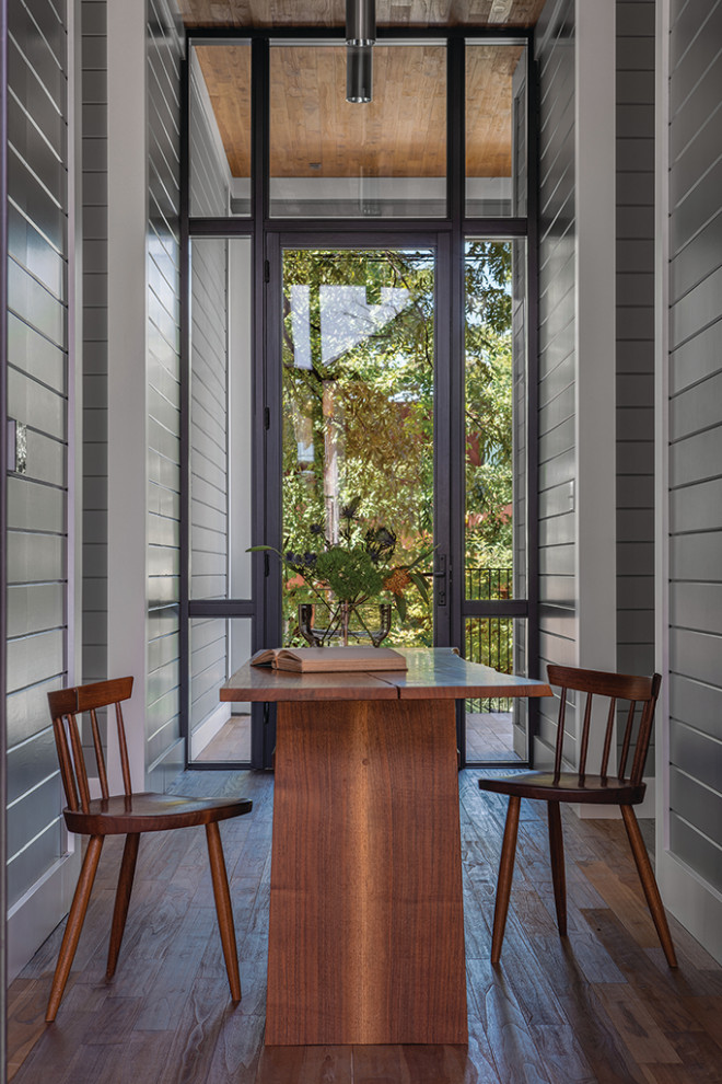 Mittelgroßer Moderner Flur mit grauer Wandfarbe, braunem Holzboden, braunem Boden, Holzdecke und Holzdielenwänden in Austin