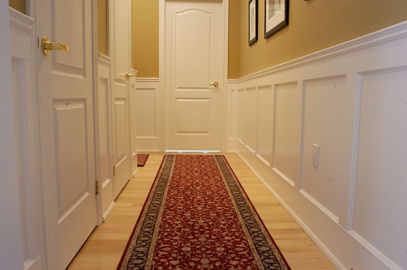 Inspiration för mellanstora klassiska hallar, med bruna väggar, ljust trägolv och beiget golv