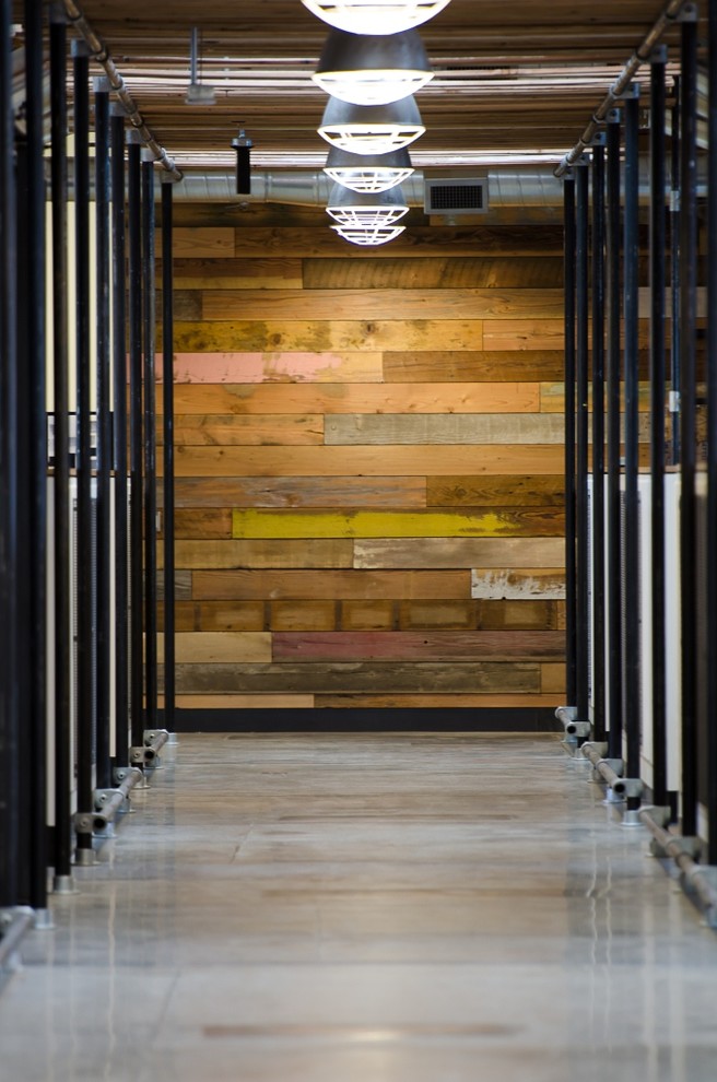 ポートランドにある広いインダストリアルスタイルのおしゃれな廊下の写真