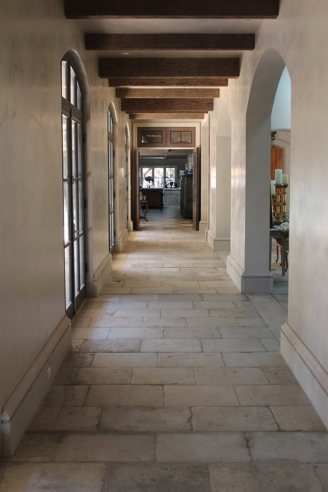 他の地域にあるラグジュアリーな巨大な地中海スタイルのおしゃれな廊下 (ベージュの壁、ライムストーンの床) の写真