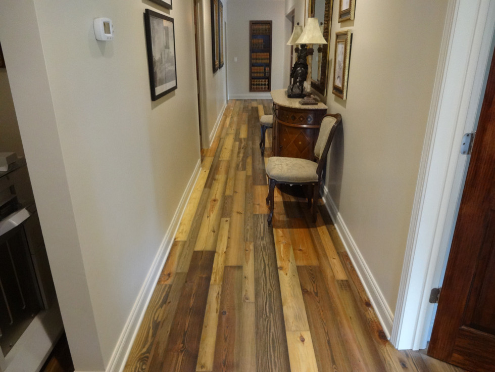 Klassischer Flur mit beiger Wandfarbe und braunem Holzboden in Atlanta