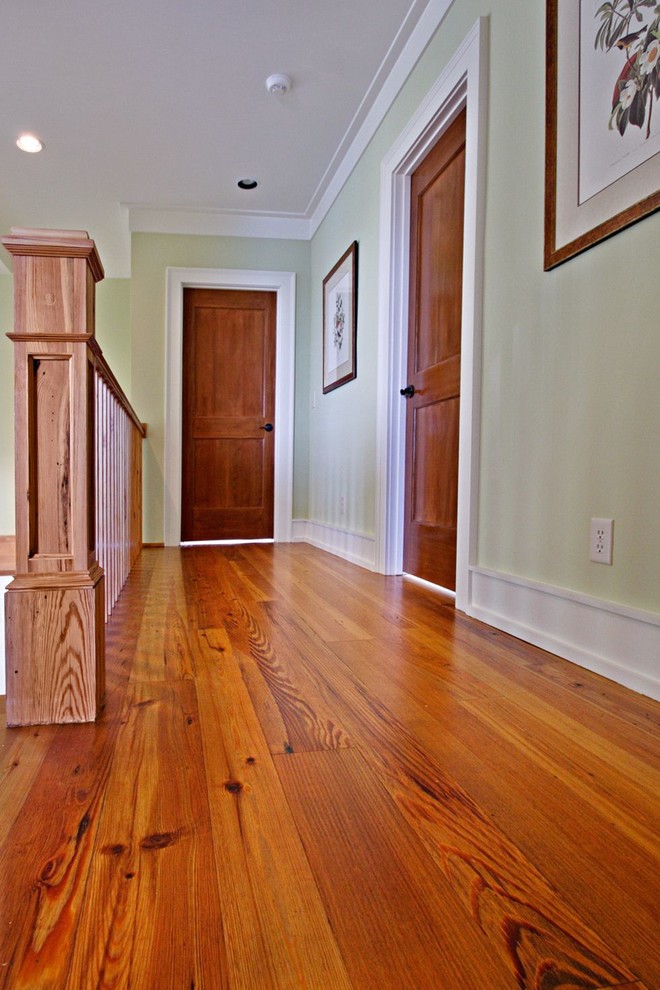 Mittelgroßer Klassischer Flur mit grüner Wandfarbe, braunem Holzboden und orangem Boden in Atlanta