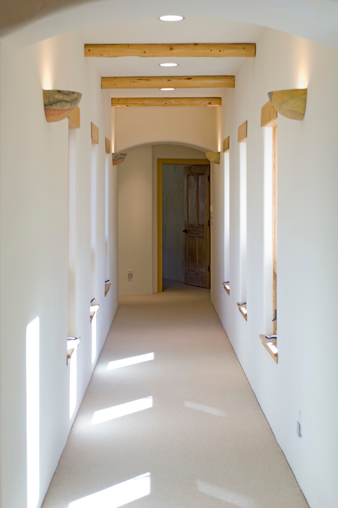 Стильный дизайн: коридор среднего размера с белыми стенами, ковровым покрытием и белым полом - последний тренд