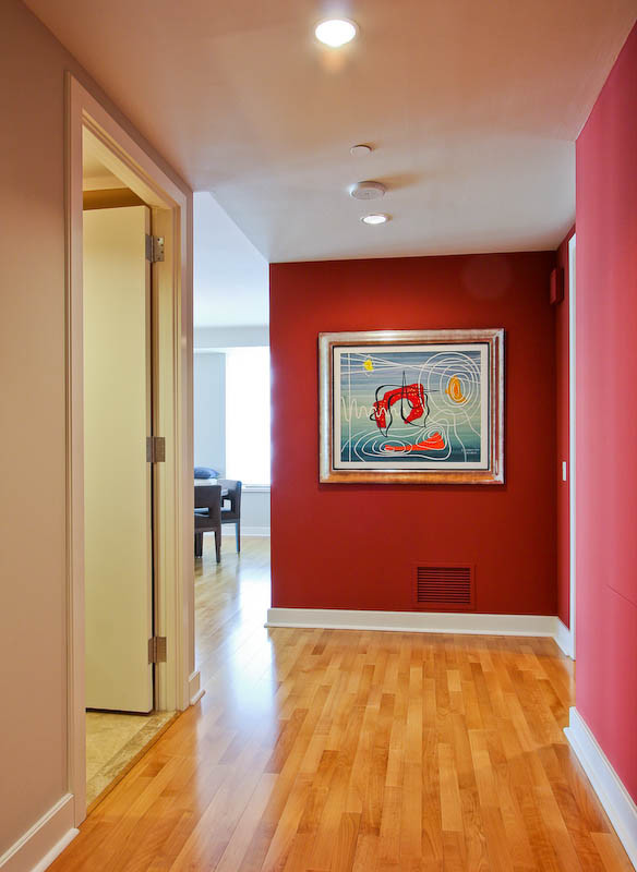 На фото: коридор среднего размера в современном стиле с светлым паркетным полом и красными стенами с