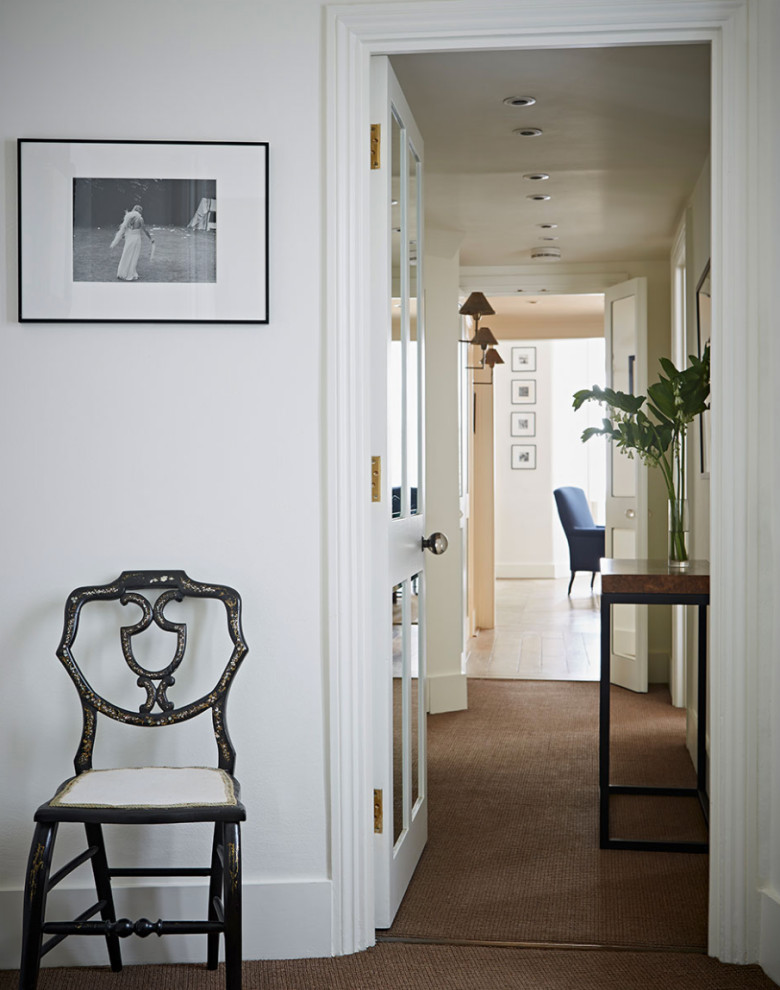 Свежая идея для дизайна: маленький коридор в современном стиле с белыми стенами для на участке и в саду - отличное фото интерьера