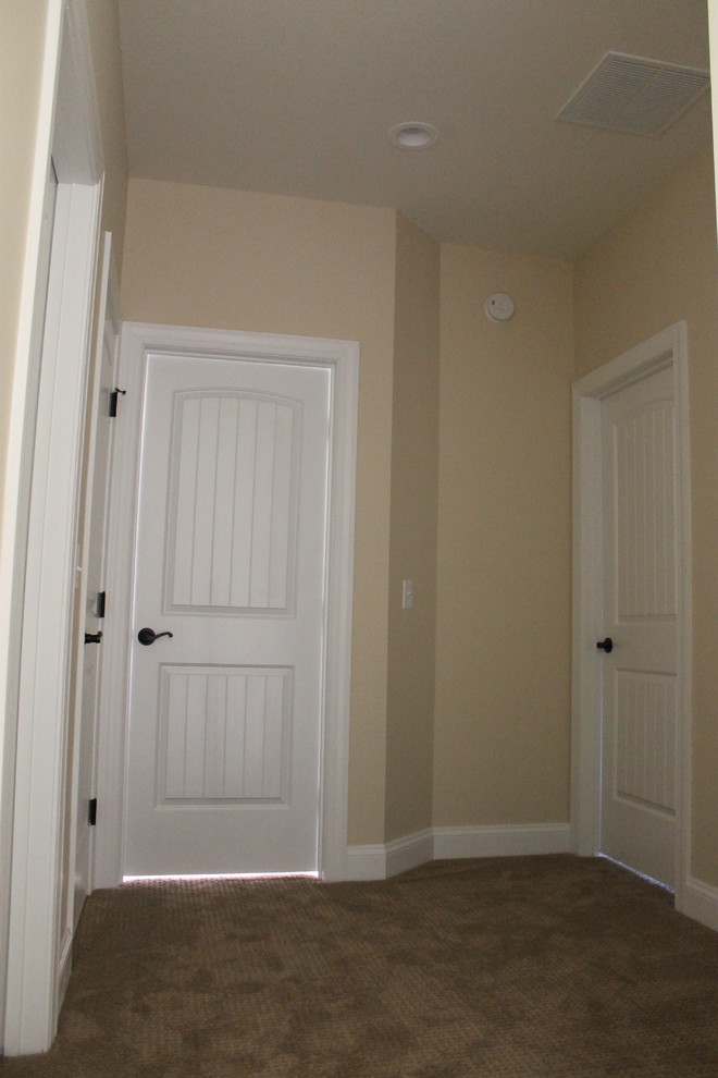 Cette image montre un couloir traditionnel de taille moyenne avec un mur beige et moquette.