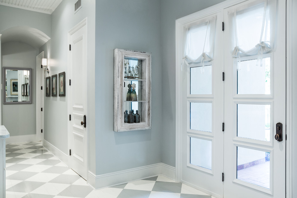 Свежая идея для дизайна: коридор среднего размера в современном стиле с серыми стенами и деревянным полом - отличное фото интерьера