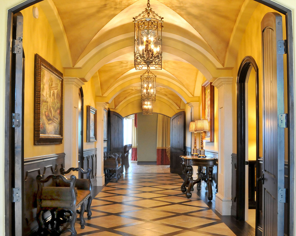 Свежая идея для дизайна: большой коридор в классическом стиле - отличное фото интерьера