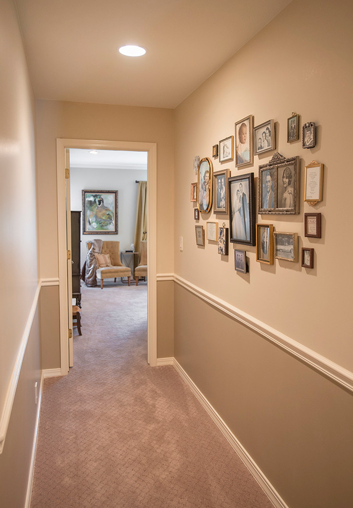 На фото: коридор среднего размера в классическом стиле с бежевыми стенами и ковровым покрытием с