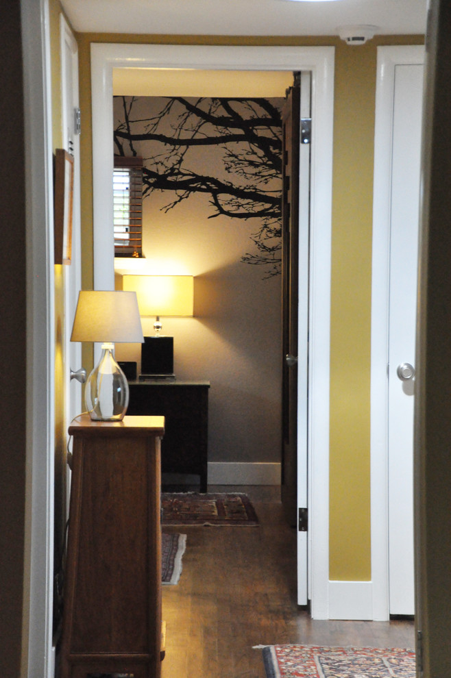 Imagen de recibidores y pasillos vintage con paredes amarillas y suelo de madera oscura