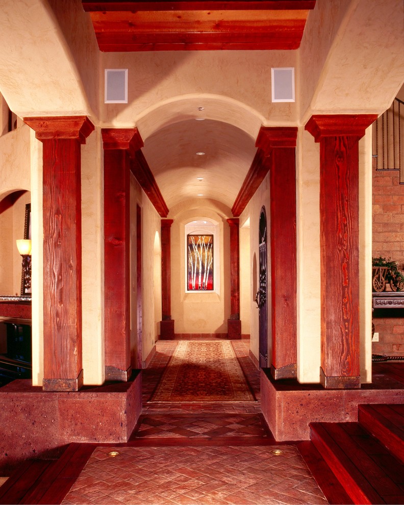 Diseño de recibidores y pasillos de estilo americano extra grandes con paredes beige y suelo de baldosas de terracota