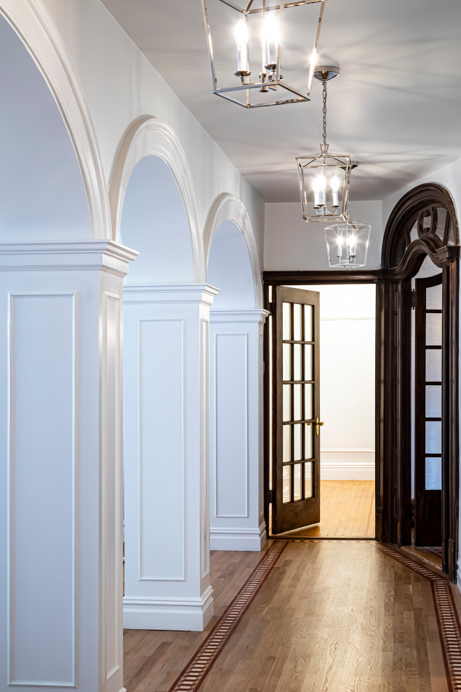 Foto di un grande ingresso o corridoio classico con pareti bianche, moquette e pavimento beige