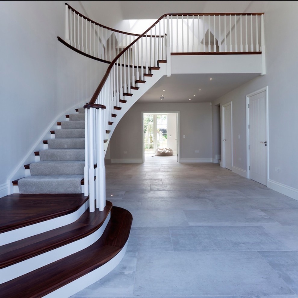 Пример оригинального дизайна: большой коридор в современном стиле с белыми стенами и полом из керамической плитки